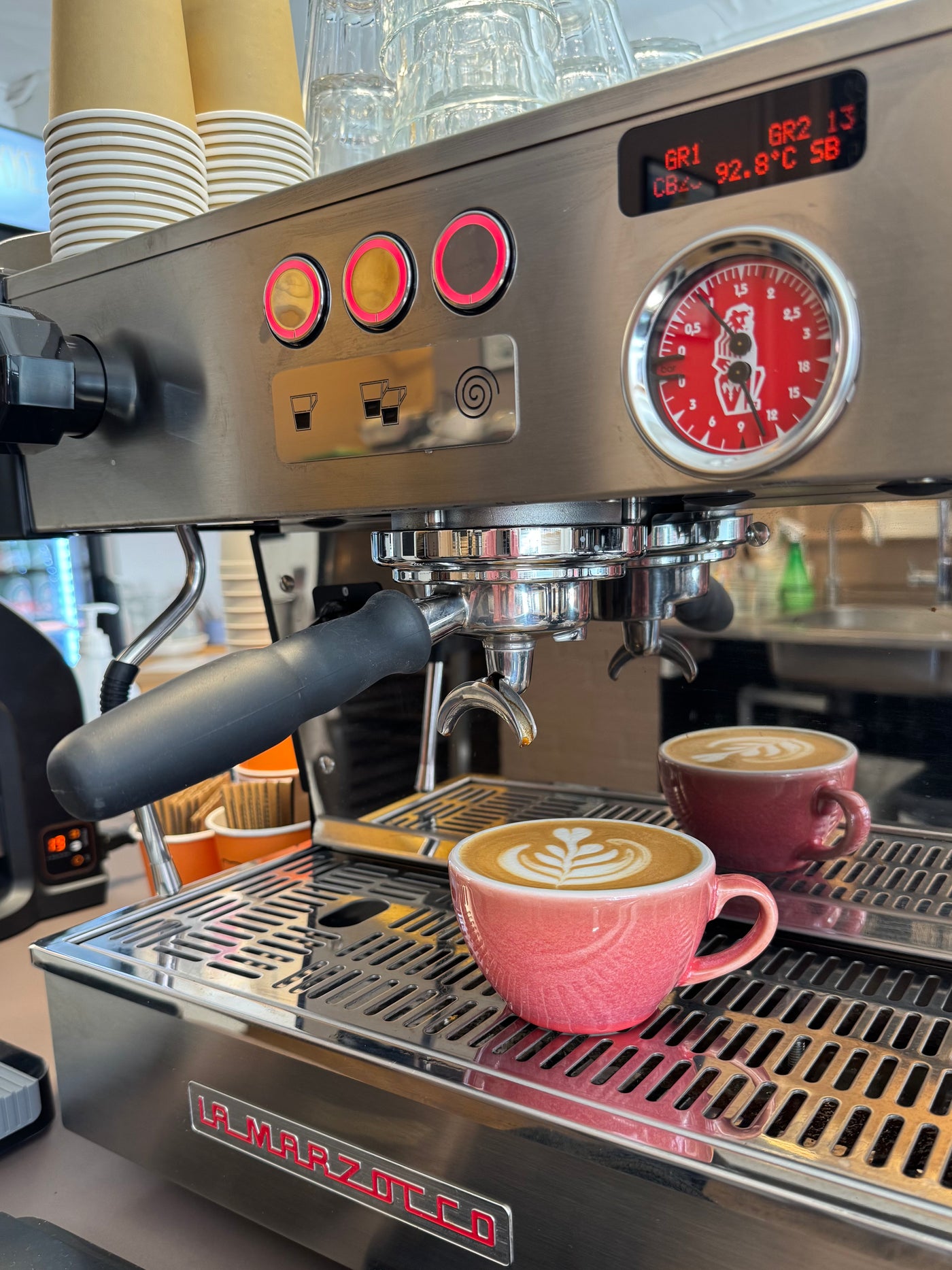 Espressomaskine med kaffekopper hos Bills Coffee i Aarhus